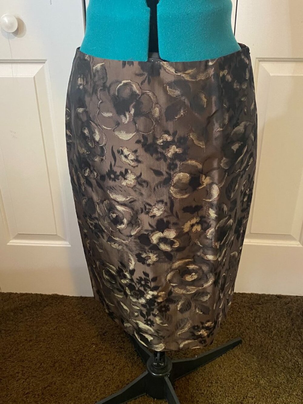 WORTH pencil skirt in a beautiful floral jacquard fabric